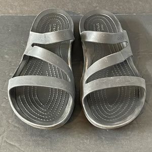 CROCS Sandals W 8 Black Iconic Comfort Swiftwater Strappy Slides Sandals